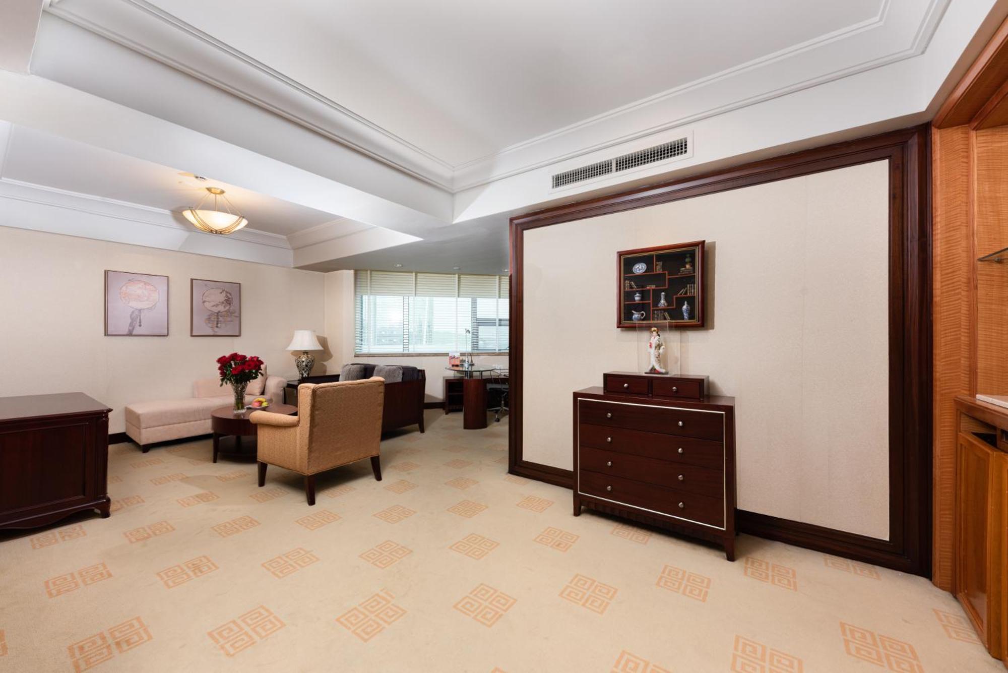 Ramada Plaza Optics Valley Hotel Wuhan Exterior photo