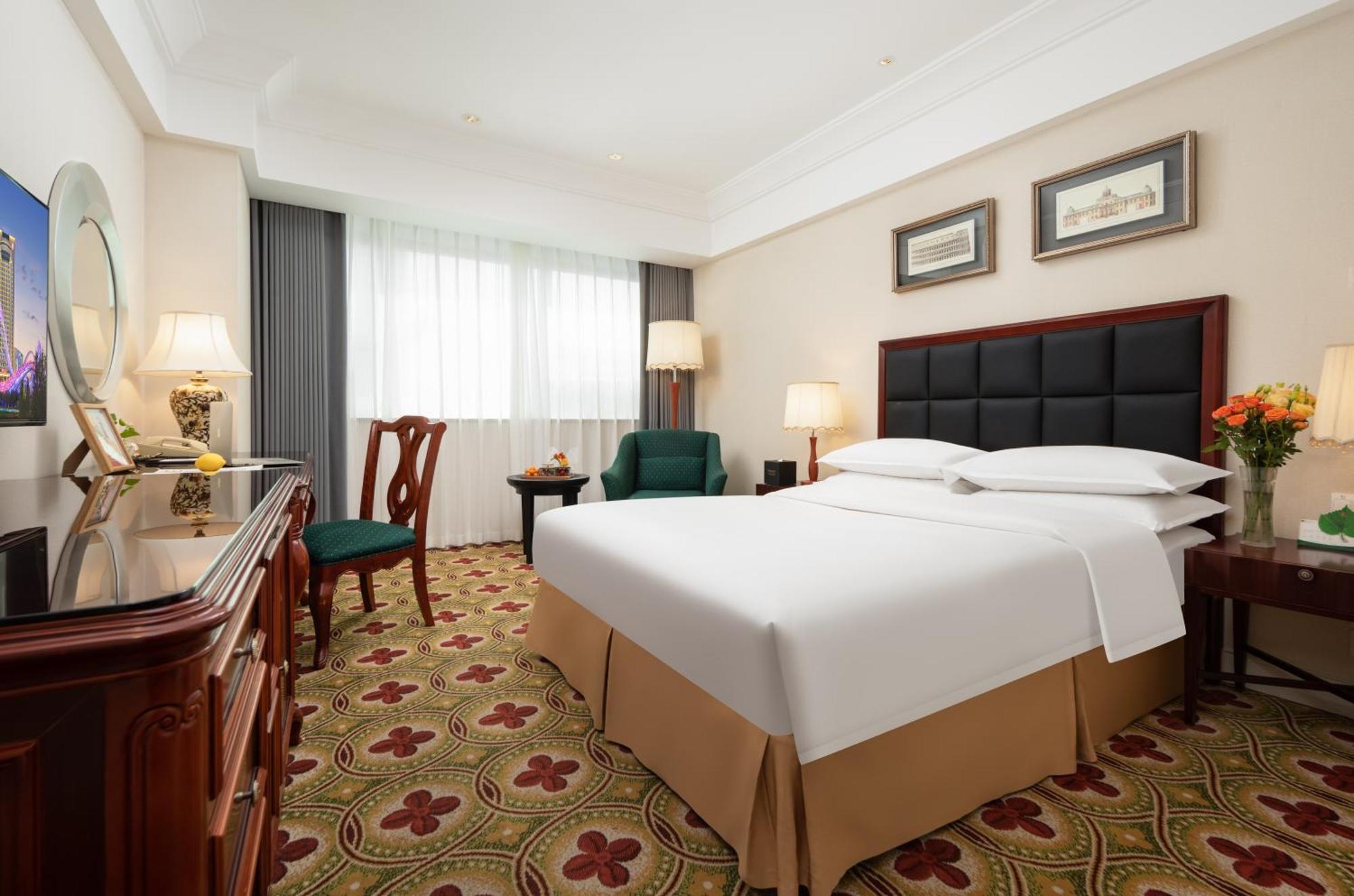 Ramada Plaza Optics Valley Hotel Wuhan Exterior photo